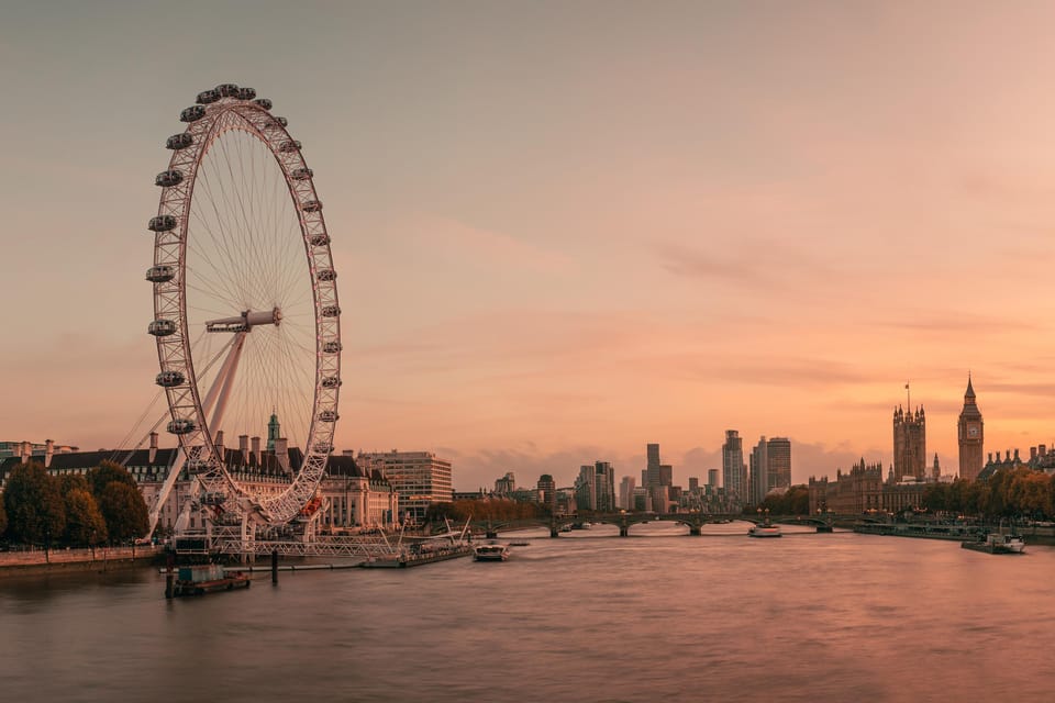 Beautiful shot of London Eye and River Thames London at night | SUPERPOBYT World