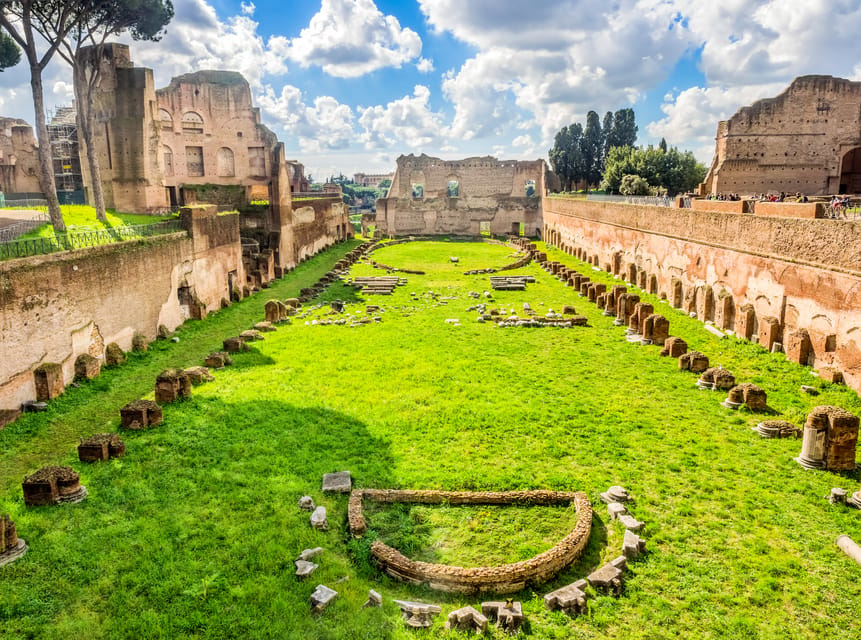 The illuminated Colosseum in Rome | SUPERPOBYT World