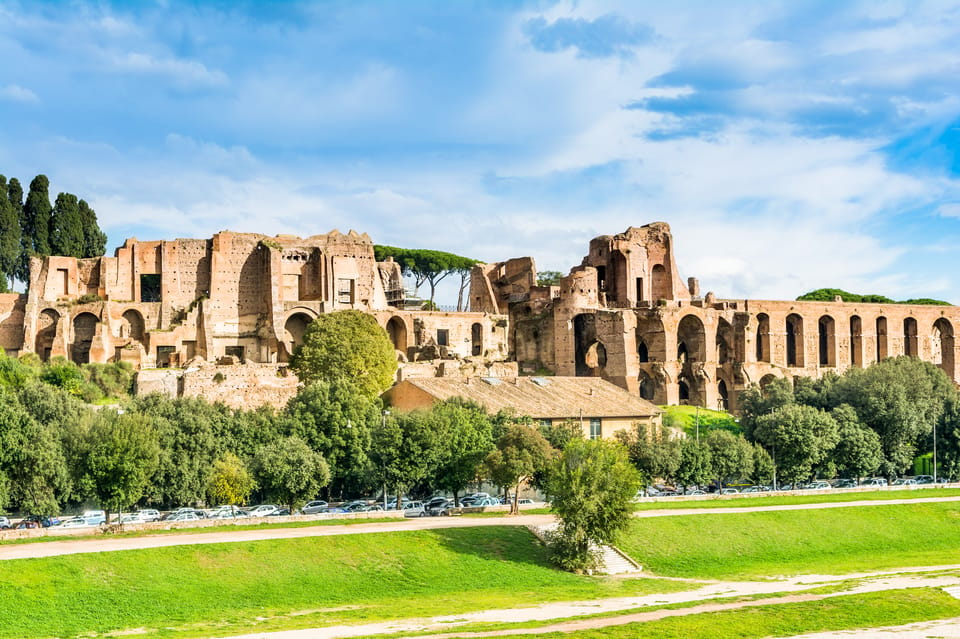 The illuminated Colosseum in Rome | SUPERPOBYT World