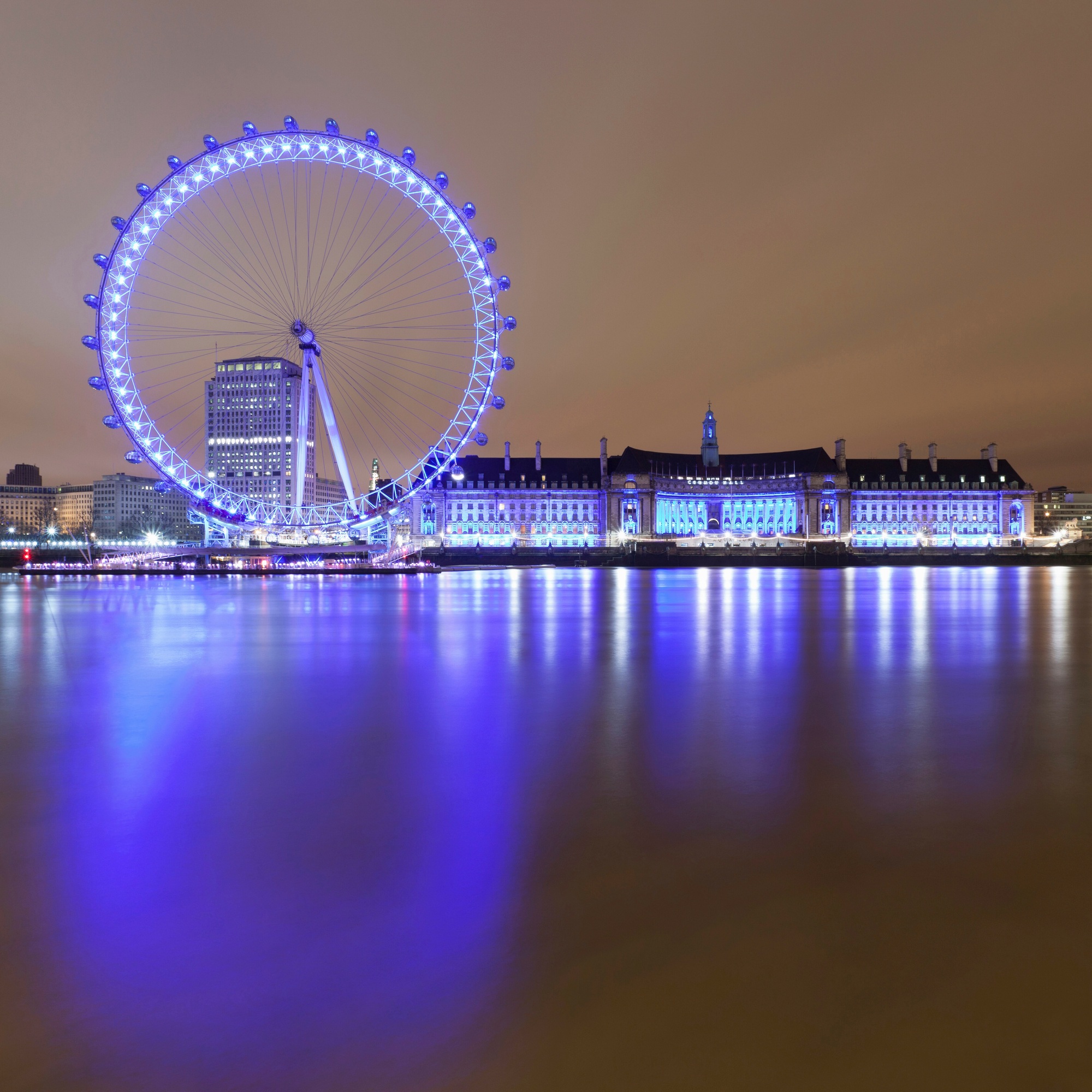 Beautiful shot of London Eye and River Thames London at night | SUPERPOBYT World