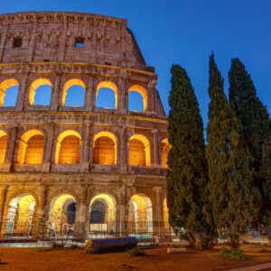 The illuminated Colosseum in Rome | SUPERPOBYT World