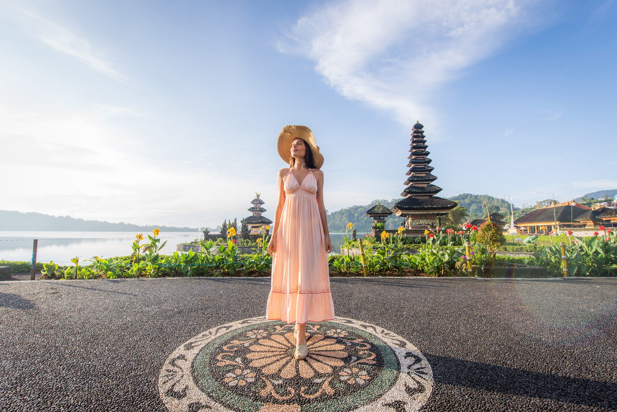 Young woman at the Pura Ulun Danu Bratan, Bali | SUPERPOBYT Europe